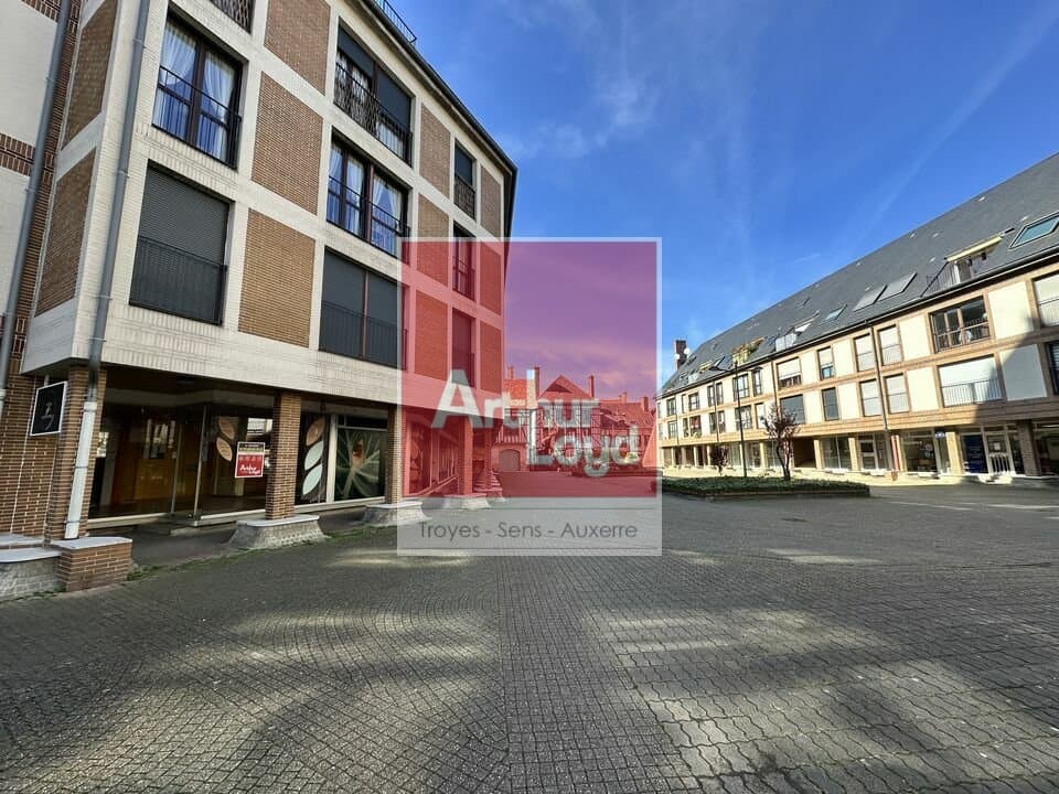 Local commercial 83 m² — TROYES — photo 1