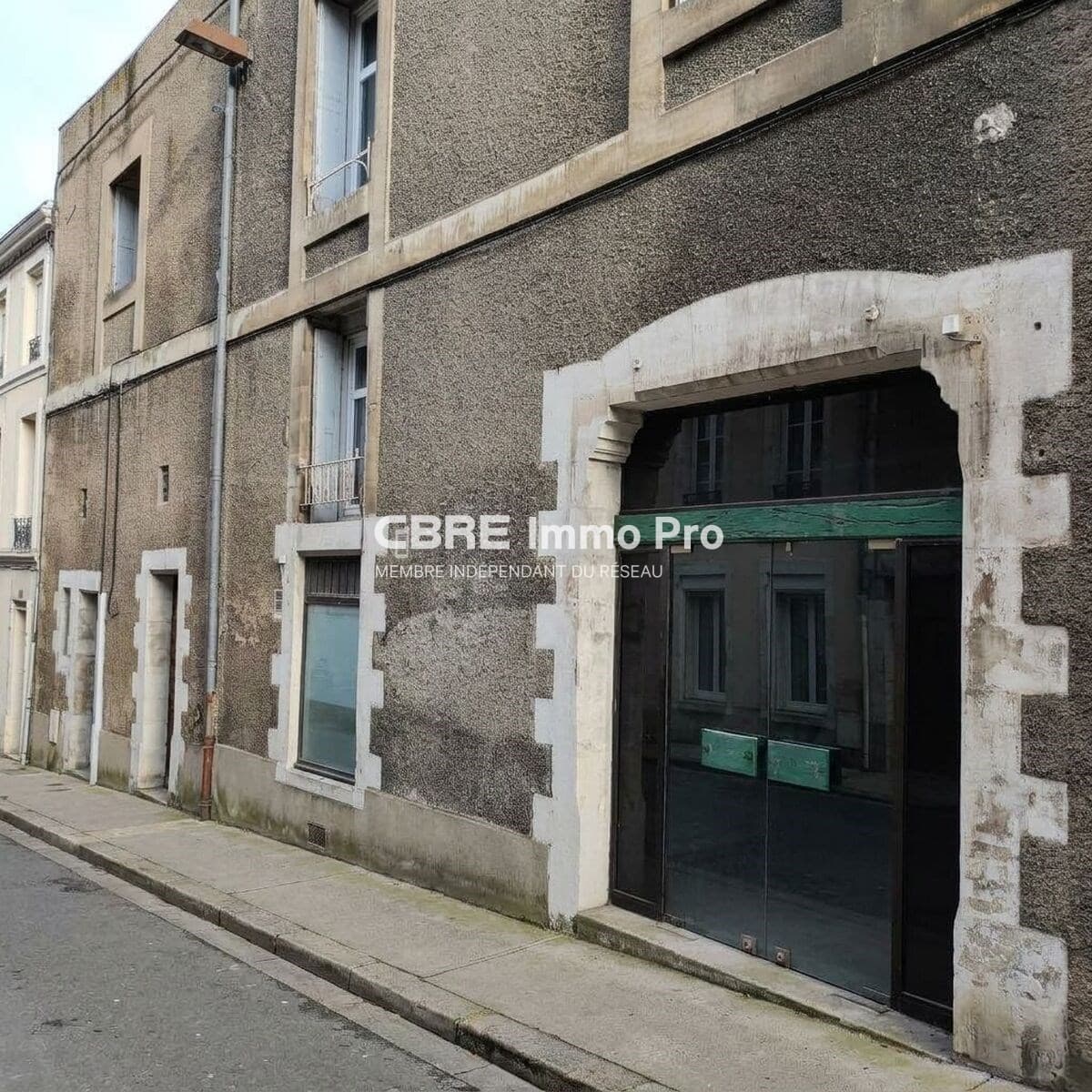 Local commercial 107 m² — VIENNE — photo 1