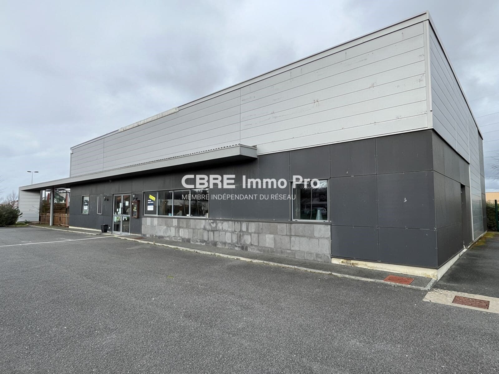 Local commercial 335 m² — VIENNE — photo 1
