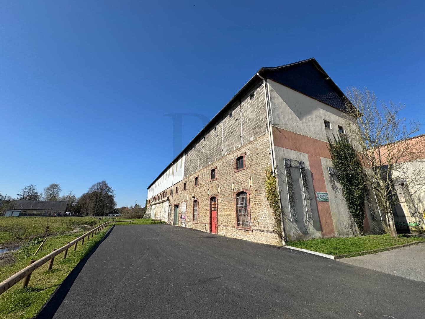 Local commercial 690 m² — ORNE — photo 1