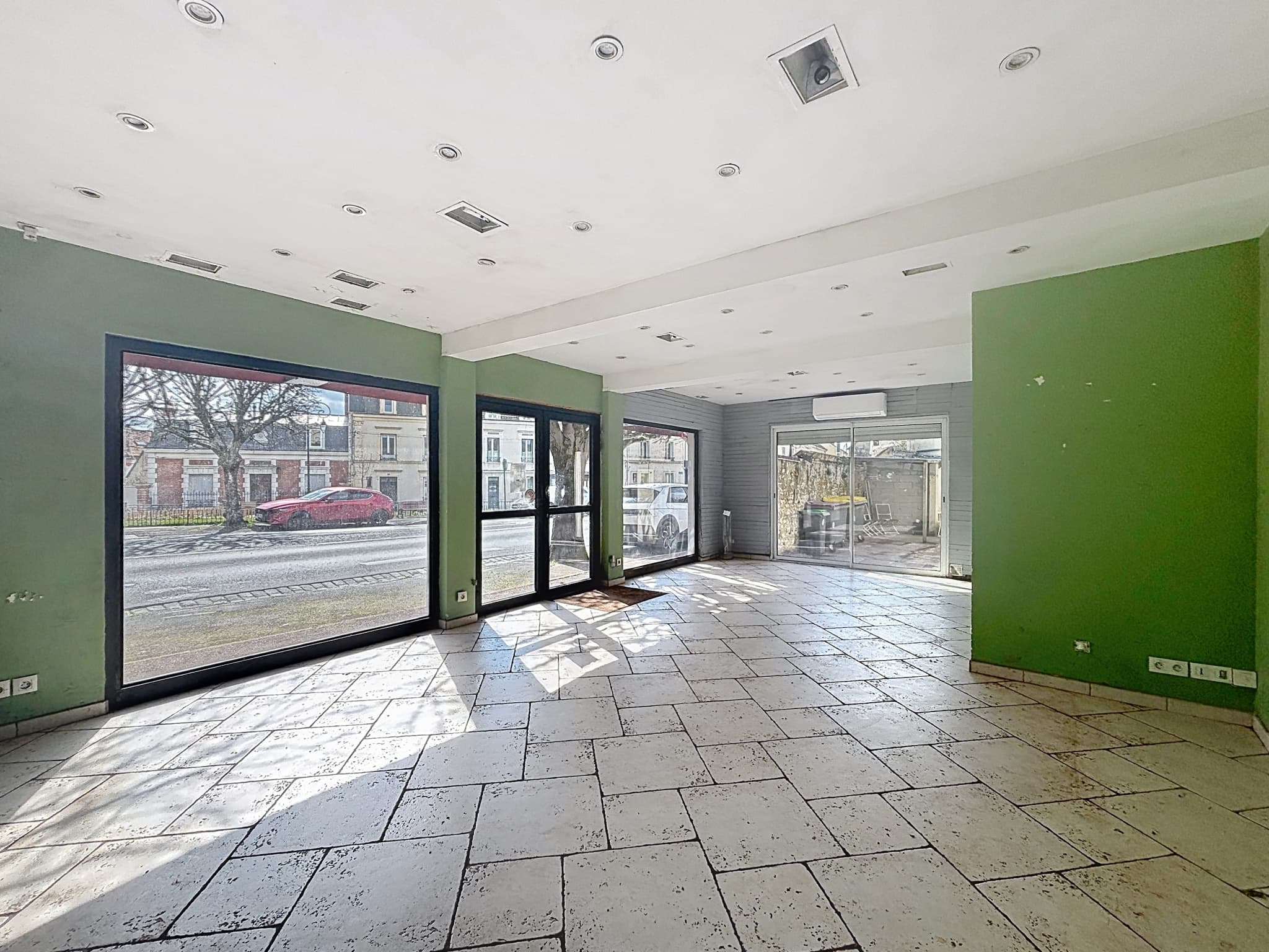 Local commercial 37 m² — FONTAINEBLEAU — photo 1