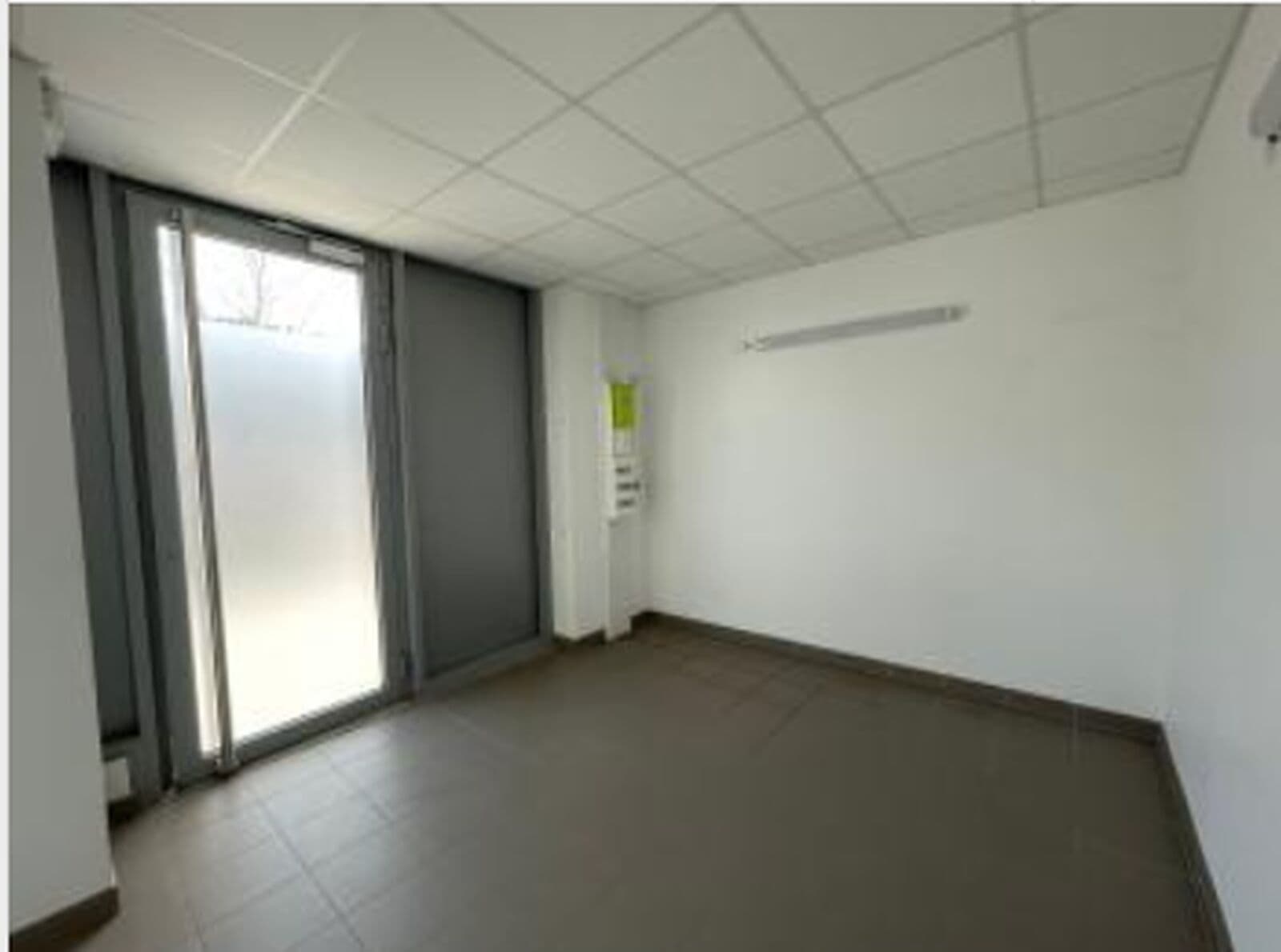 Local commercial 35 m² — CALUIRE ET CUIRE — photo 1