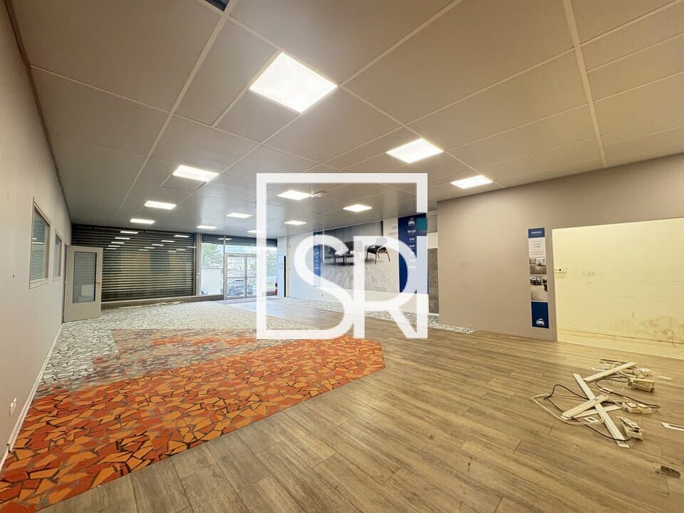 Local commercial · 460 m² · Location — photo 3