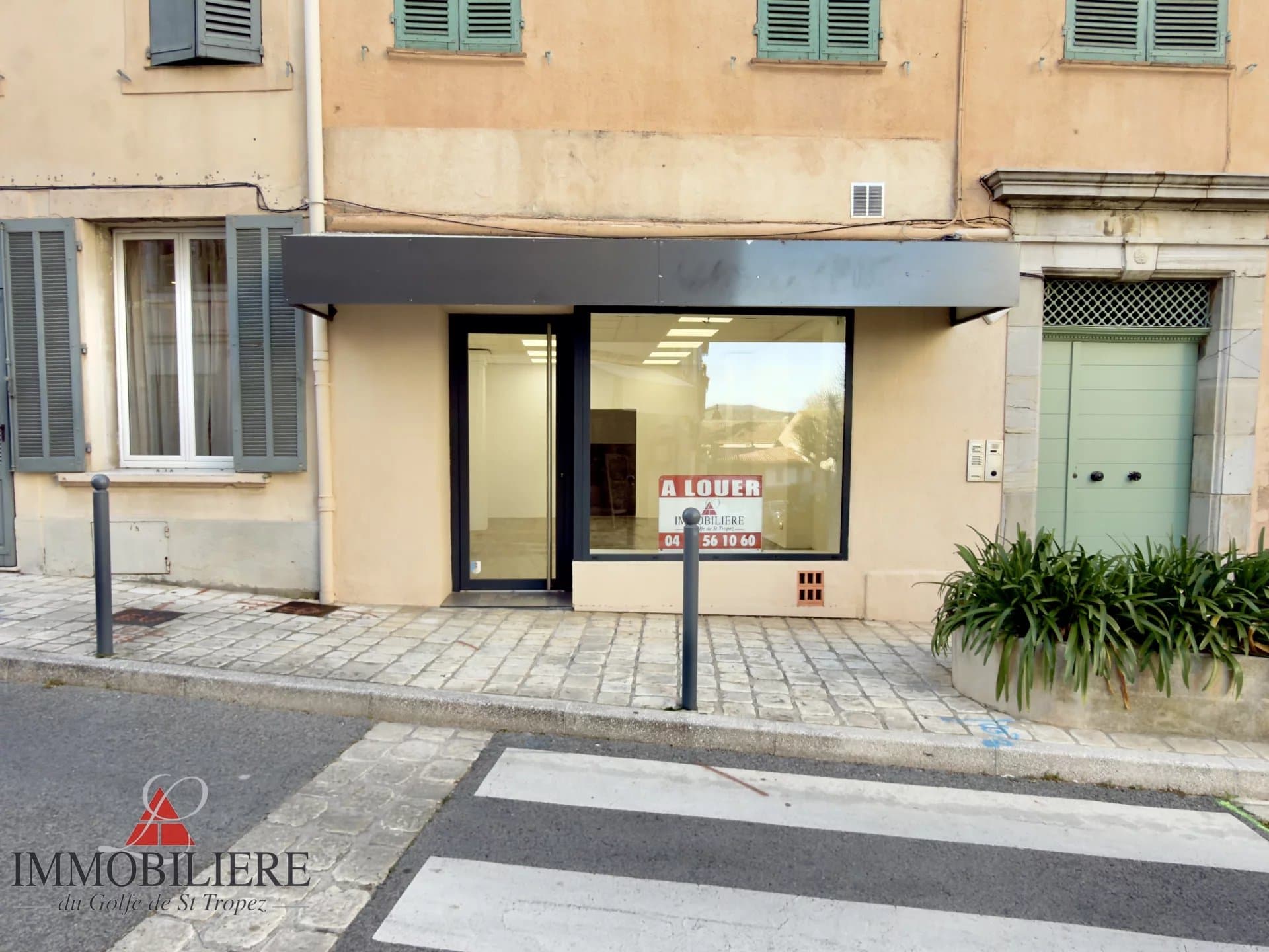 Local commercial 42 m² — COGOLIN — photo 1