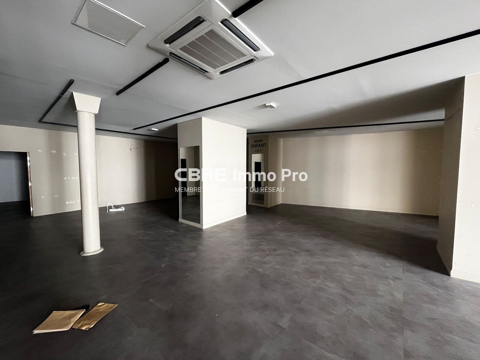 Local commercial 585 m² — VIENNE — photo 1