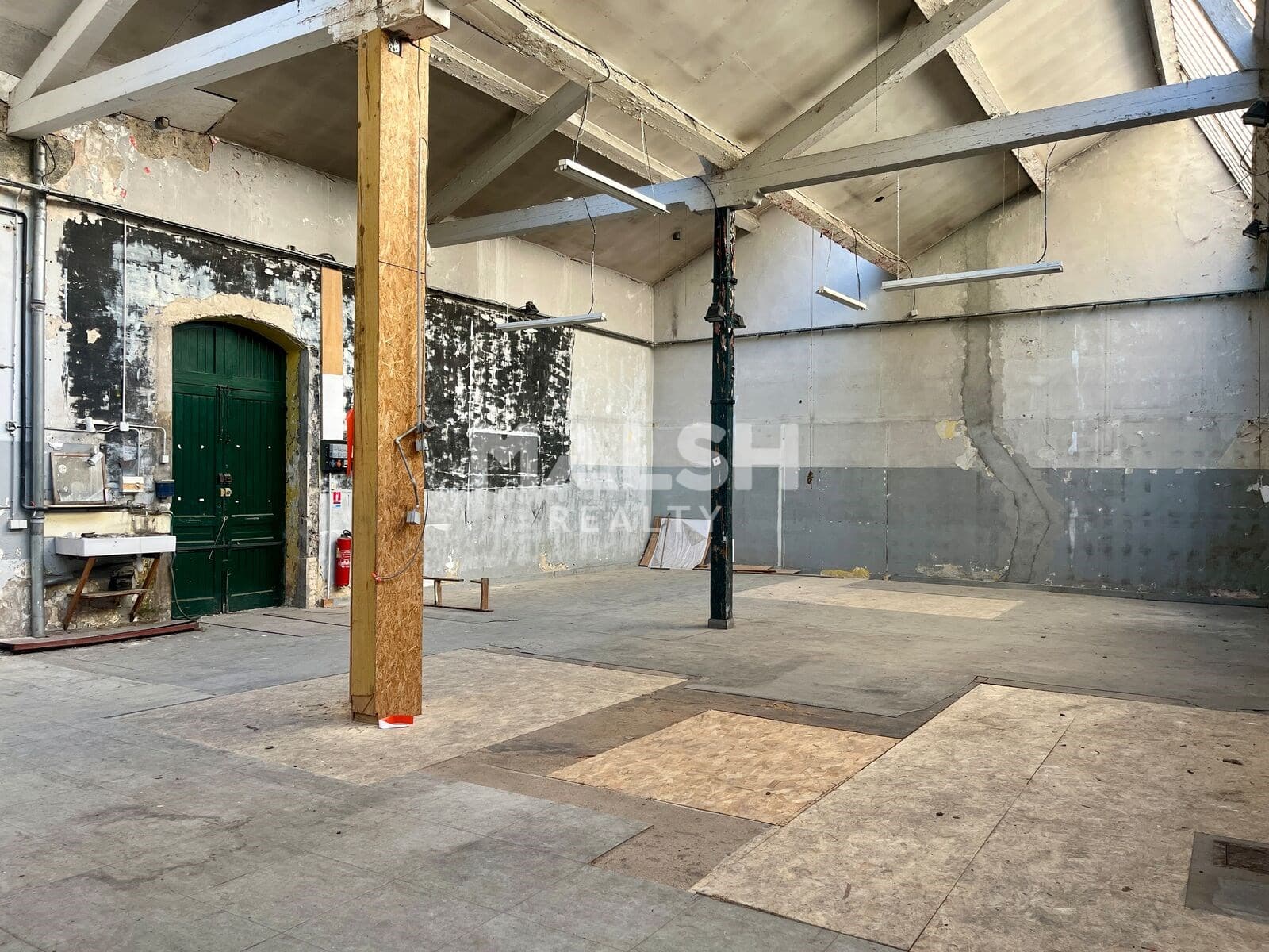 Local commercial · 298 m² · Location — photo 1