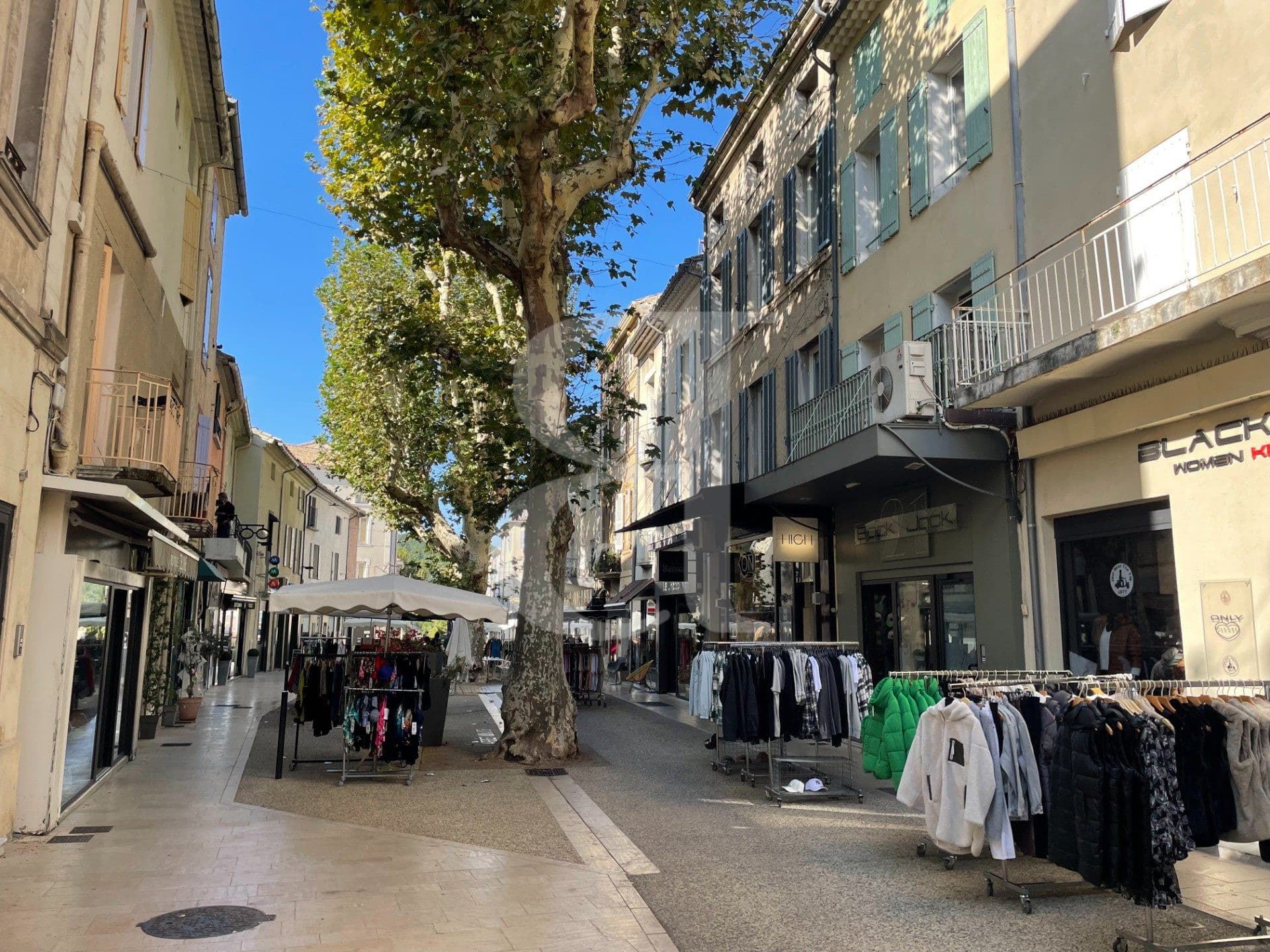 Local commercial 60 m² — VAISON LA ROMAINE — photo 1