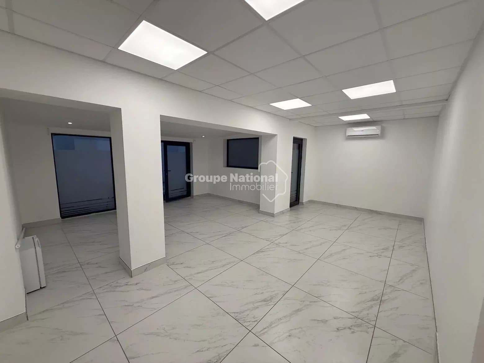 Local commercial 55 m² — AVIGNON — photo 1