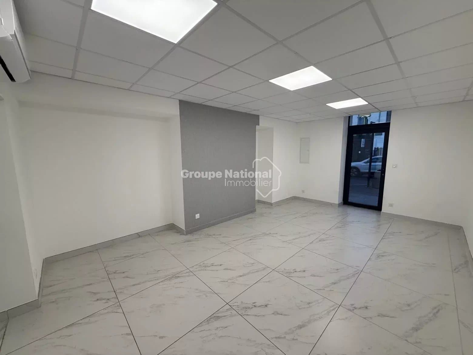 Local commercial 35 m² — AVIGNON — photo 1