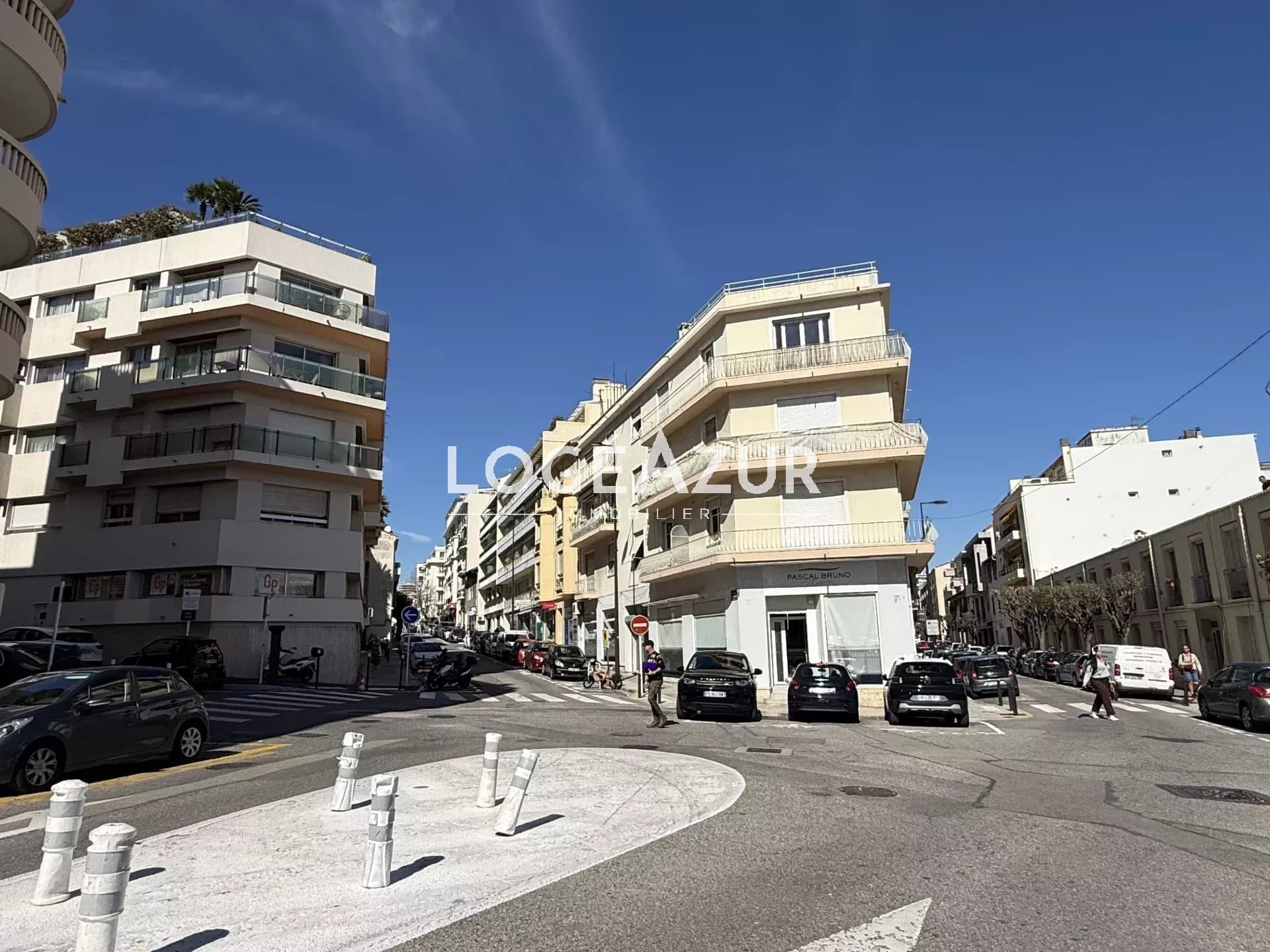 Local commercial 70 m² — ANTIBES — photo 1