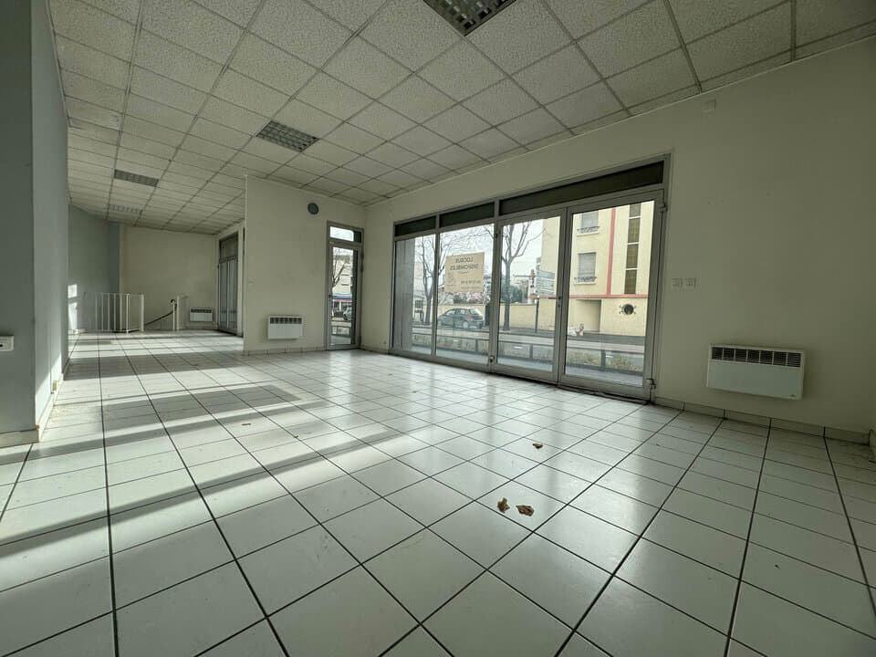 Local commercial · 100 m² · Location — photo 1