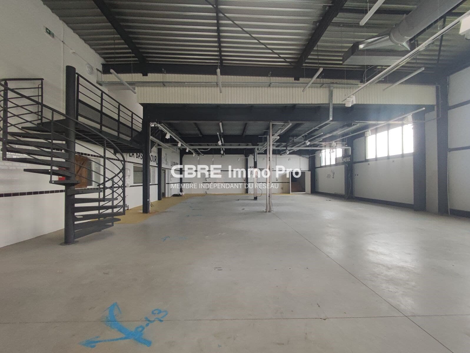 Local commercial 312 m² — VIENNE — photo 1