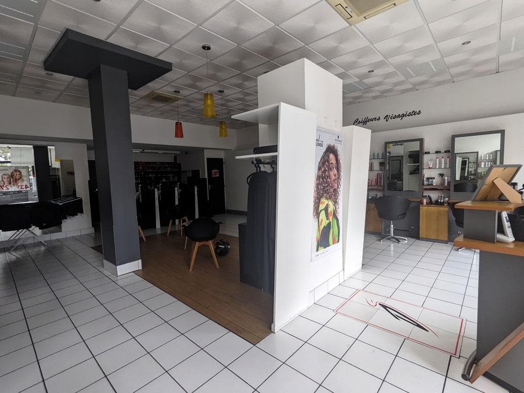 Local commercial · 94 m² · Location — photo 3