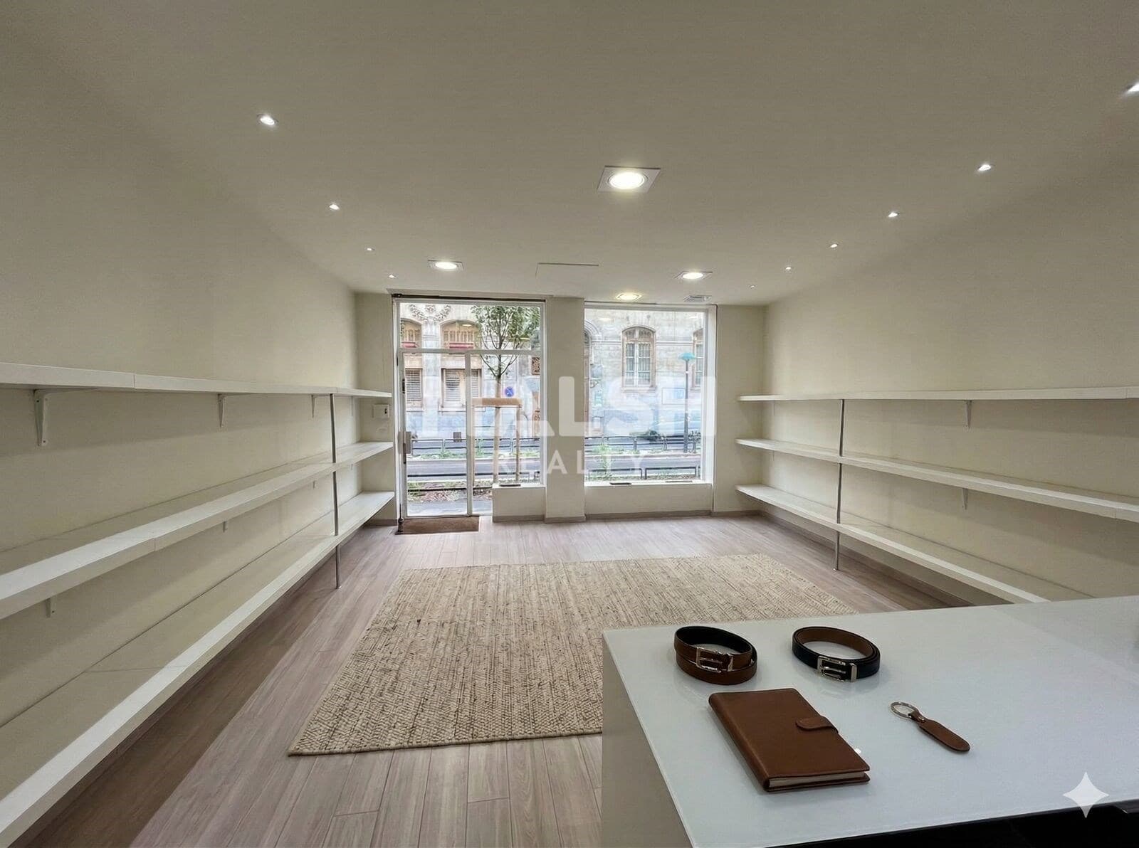 Local commercial · 67 m² · Location — photo 1