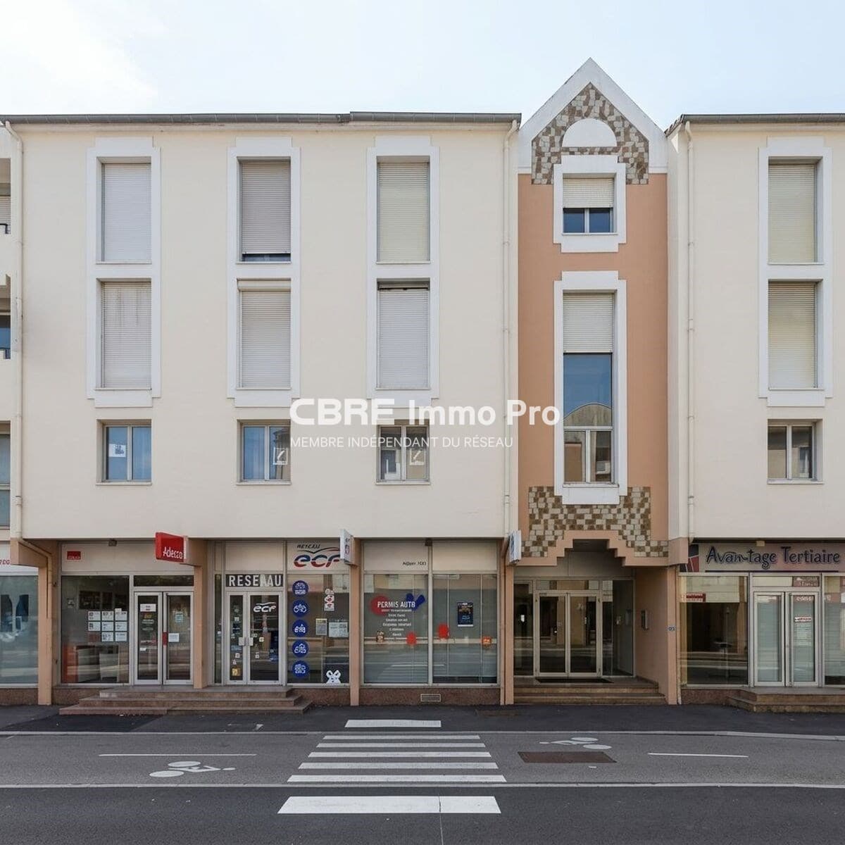 Local commercial 118 m² — VIENNE — photo 1