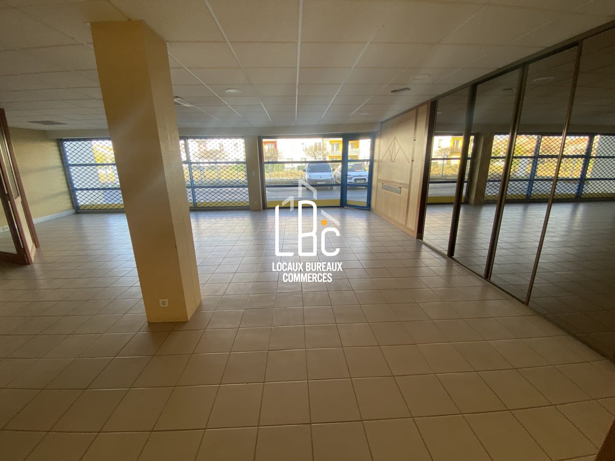 Local commercial · 568 m² · Location — photo 1