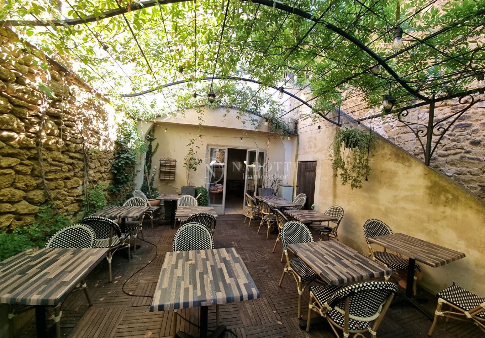 Local commercial 210 m² — VAUCLUSE — photo 1