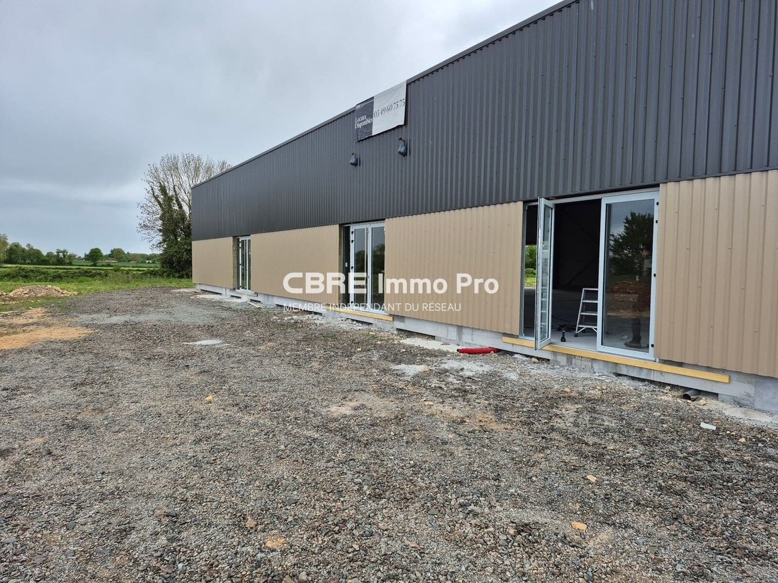 Local commercial 608 m² — DEUX SEVRES — photo 1