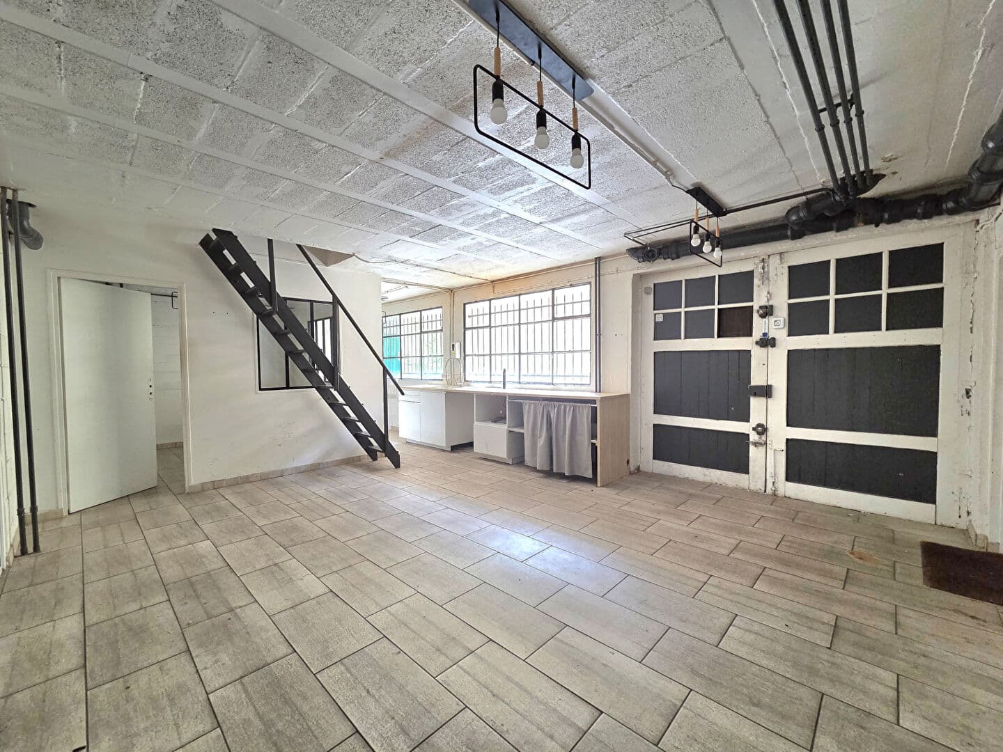 Local commercial 158 m² — HAUTS DE SEINE — photo 1