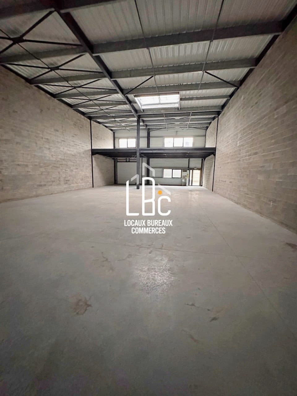 Local commercial · 329 m² · Location — photo 2