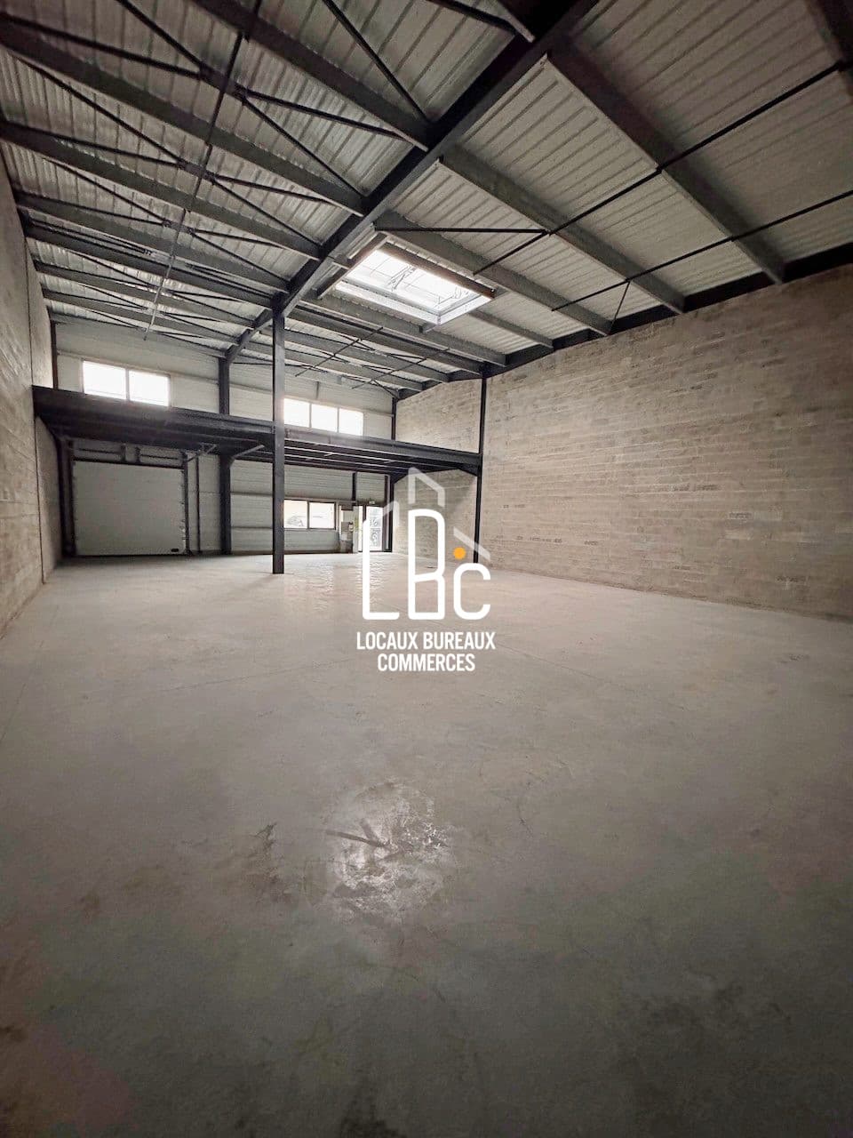 Local commercial · 329 m² · Location — photo 3