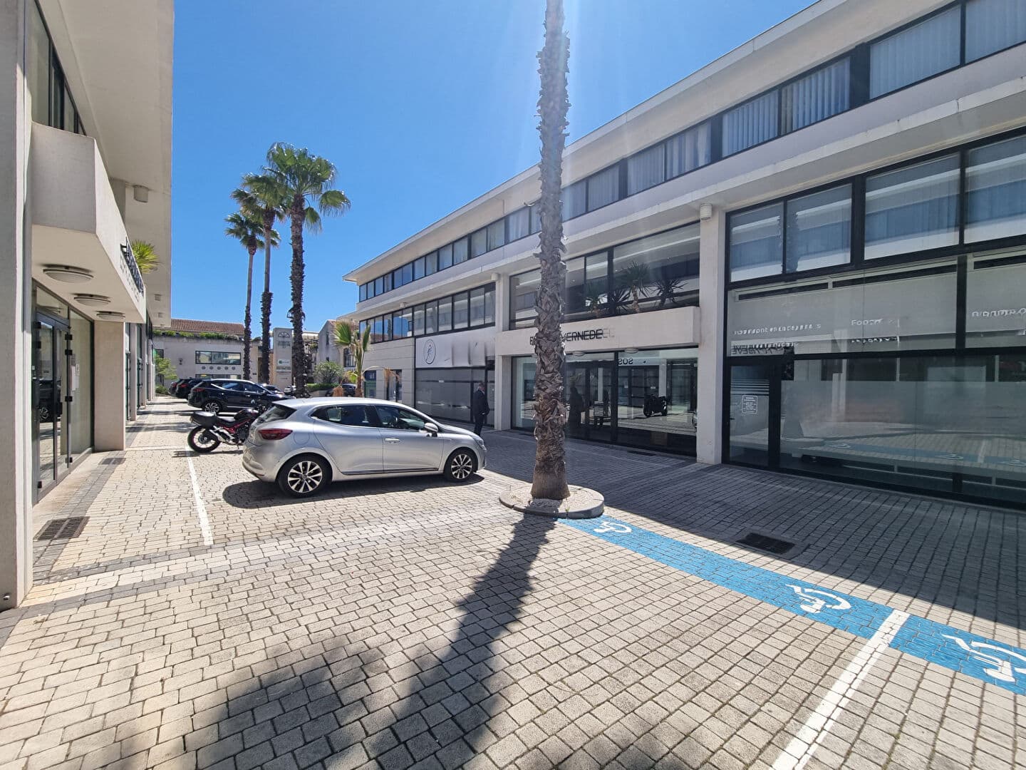 Local commercial 70 m² — VAR — photo 1