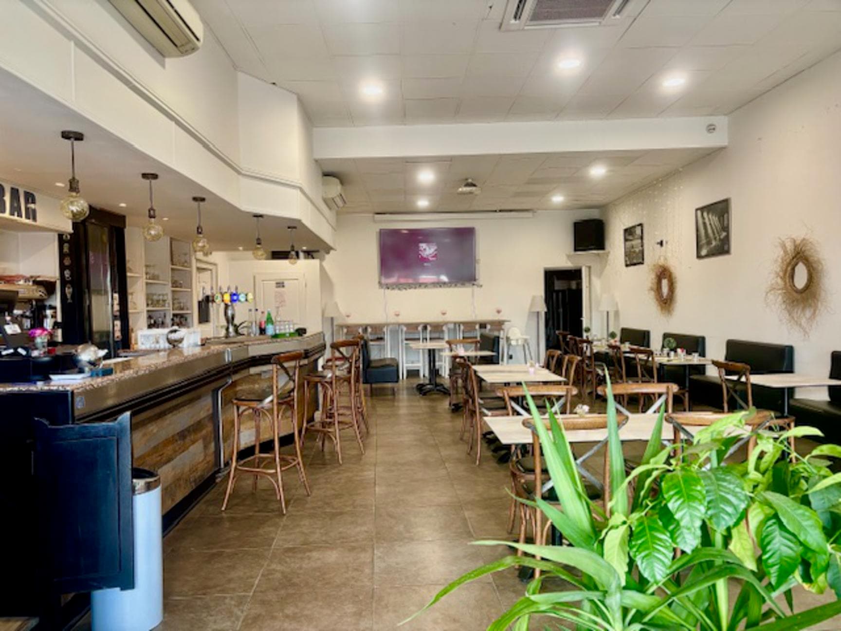 Local commercial 136 m² — MONTAUROUX — photo 1