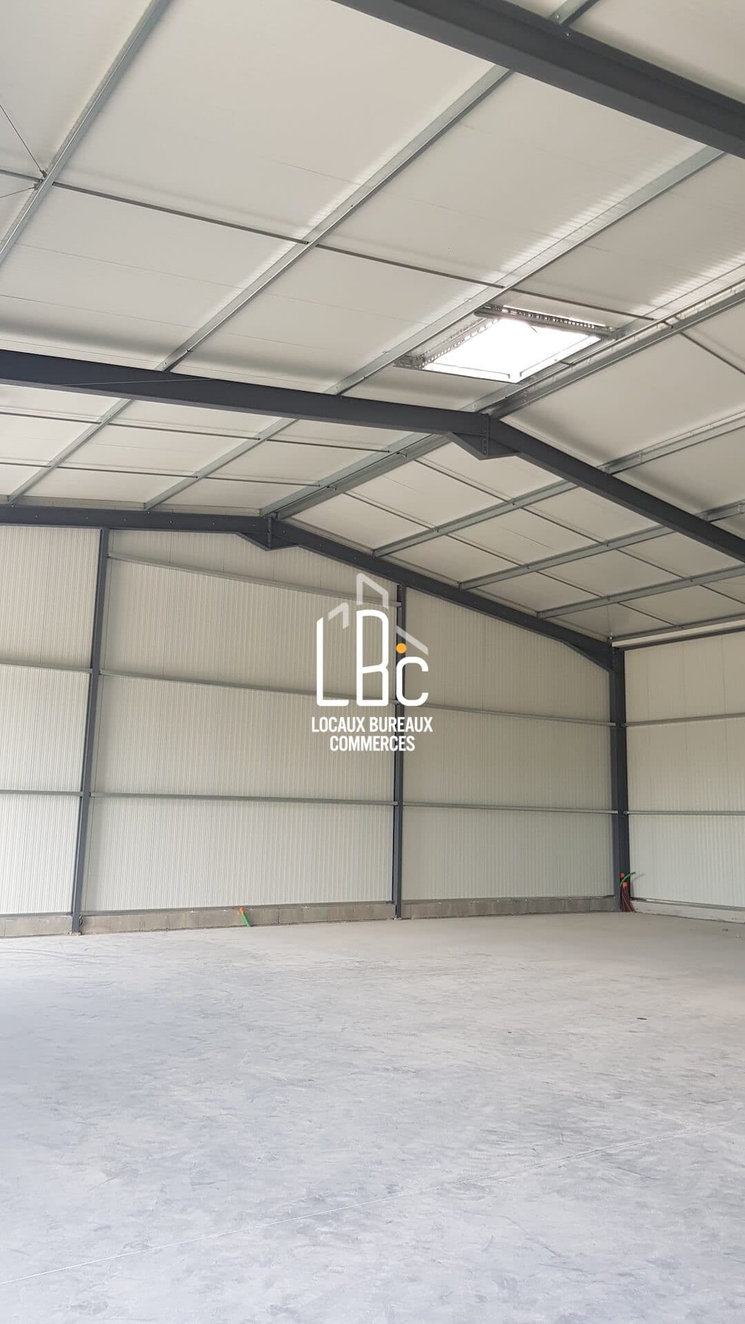 Local commercial · 330 m² · Location — photo 3