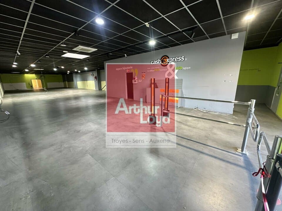 Local commercial 530 m² — TROYES — photo 1