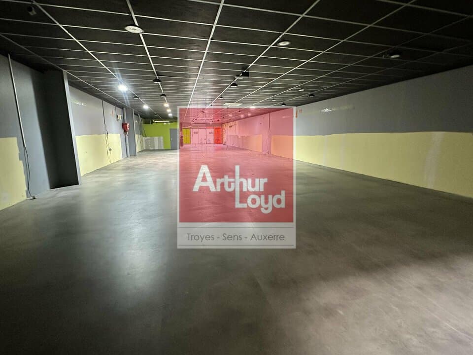Local commercial · 530 m² · Location — photo 2