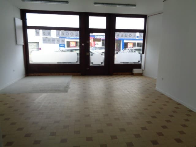 Local commercial · 61 m² · Location — photo 3