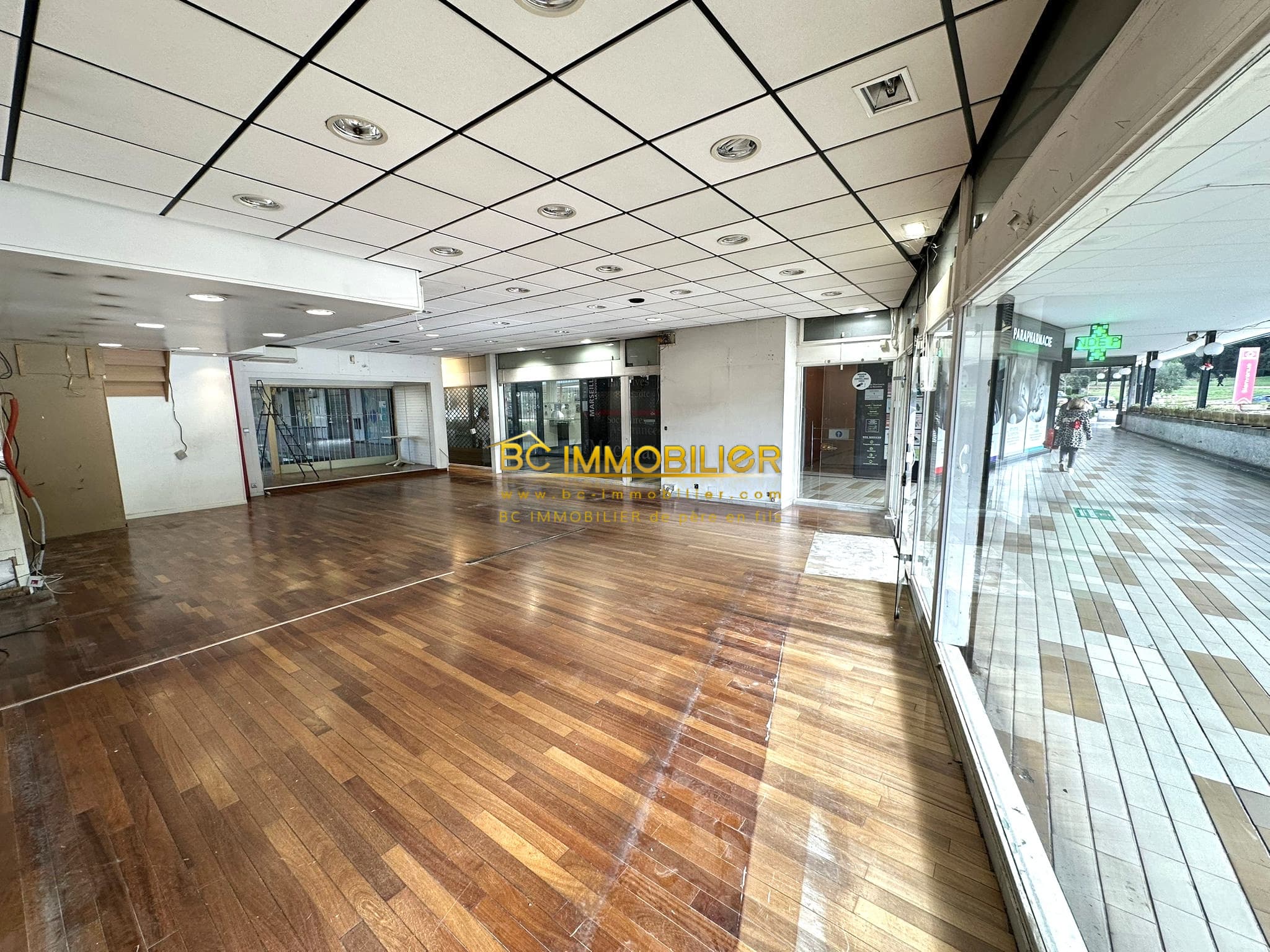 Local commercial · 99 m² · Achat des murs — photo 2
