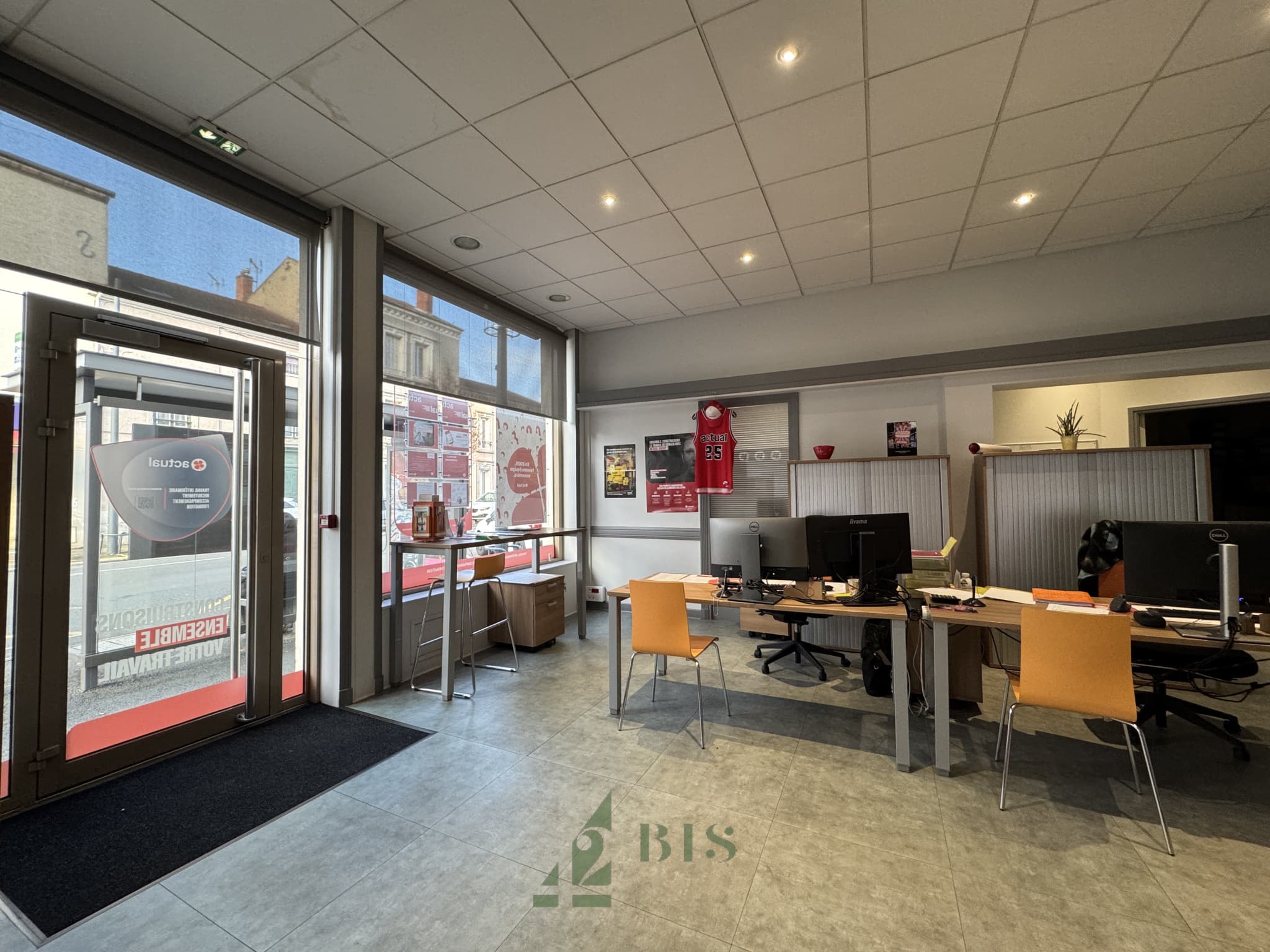 Local commercial · 100 m² · Location — photo 3