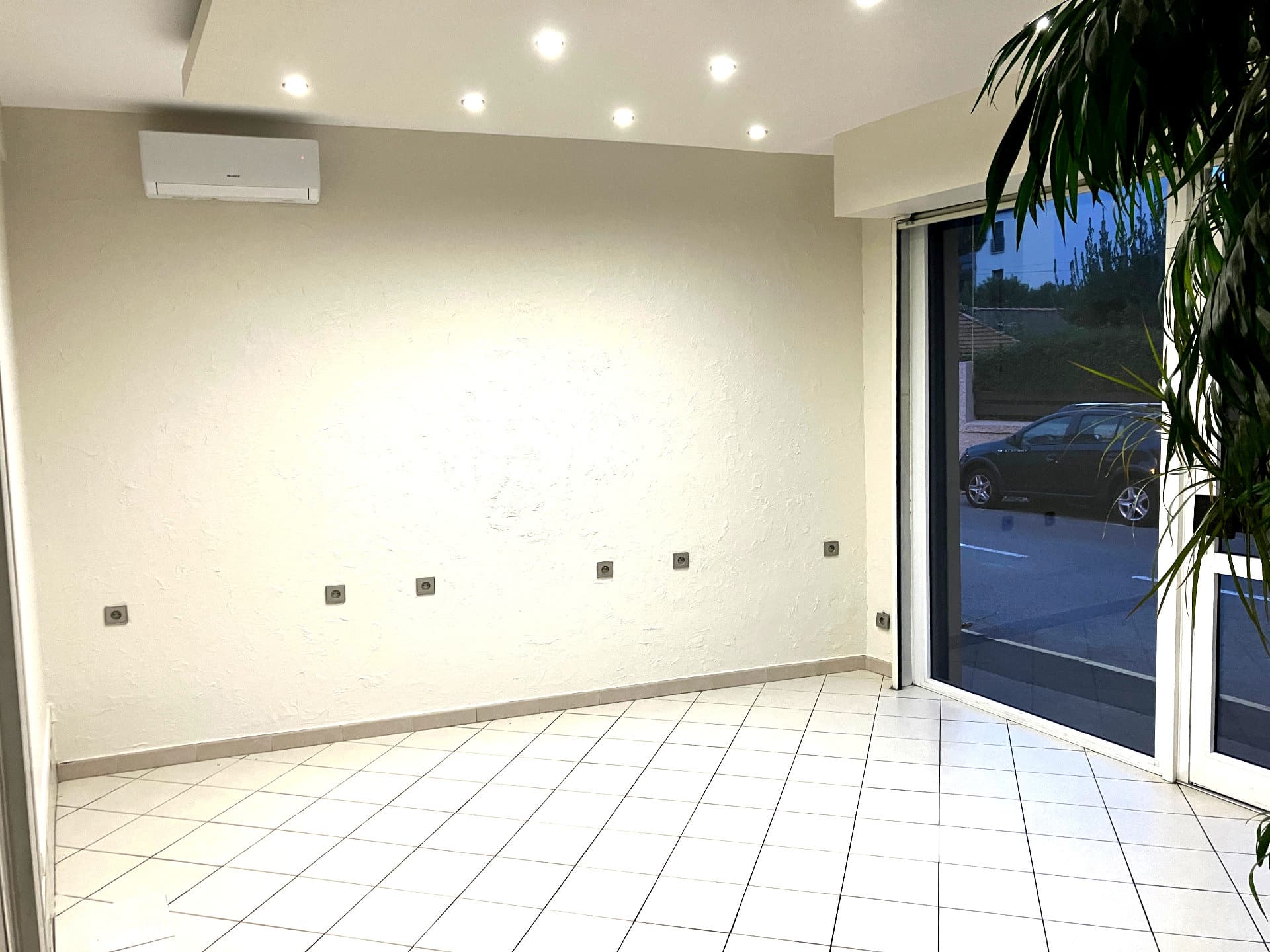 Local commercial · 52 m² · Location — photo 3