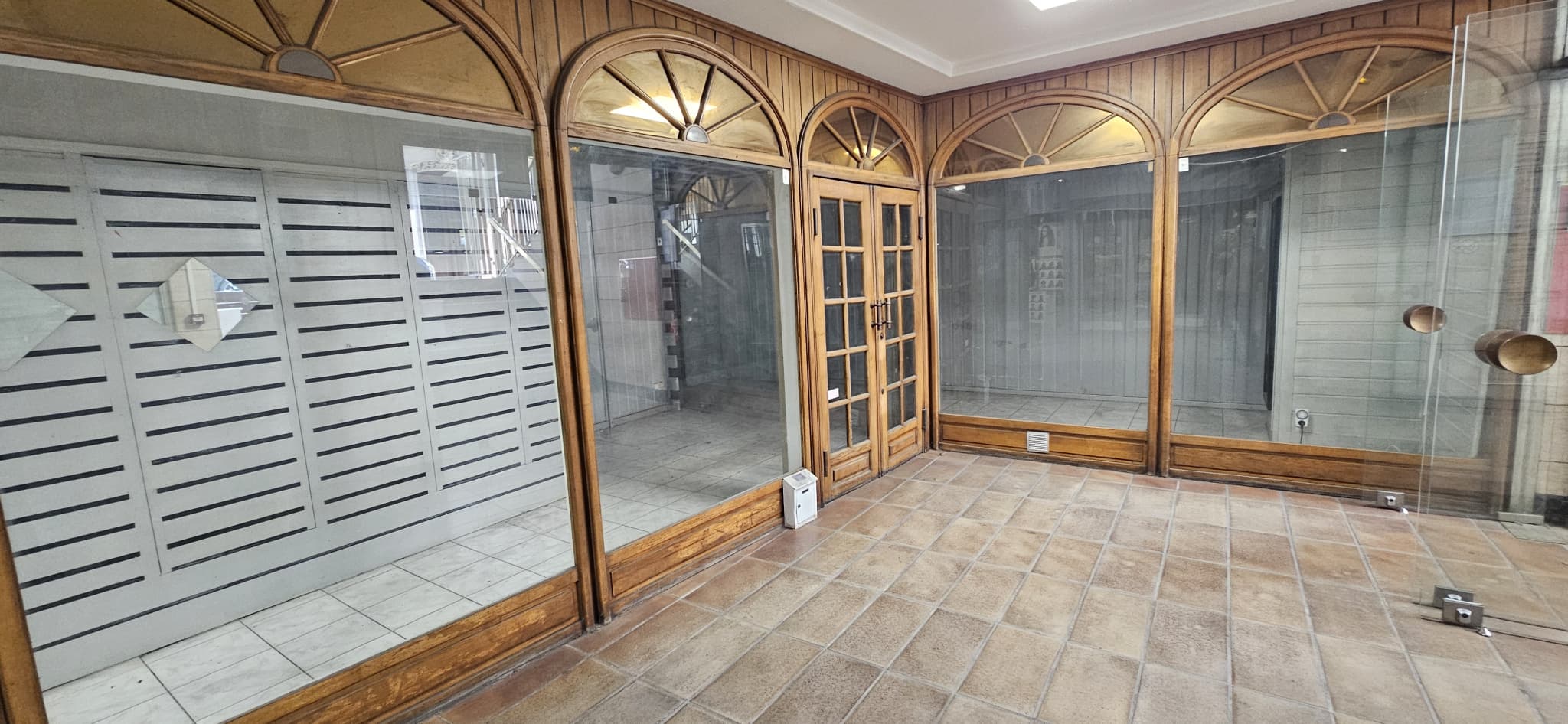 Local commercial · 27 m² · Achat des murs — photo 1