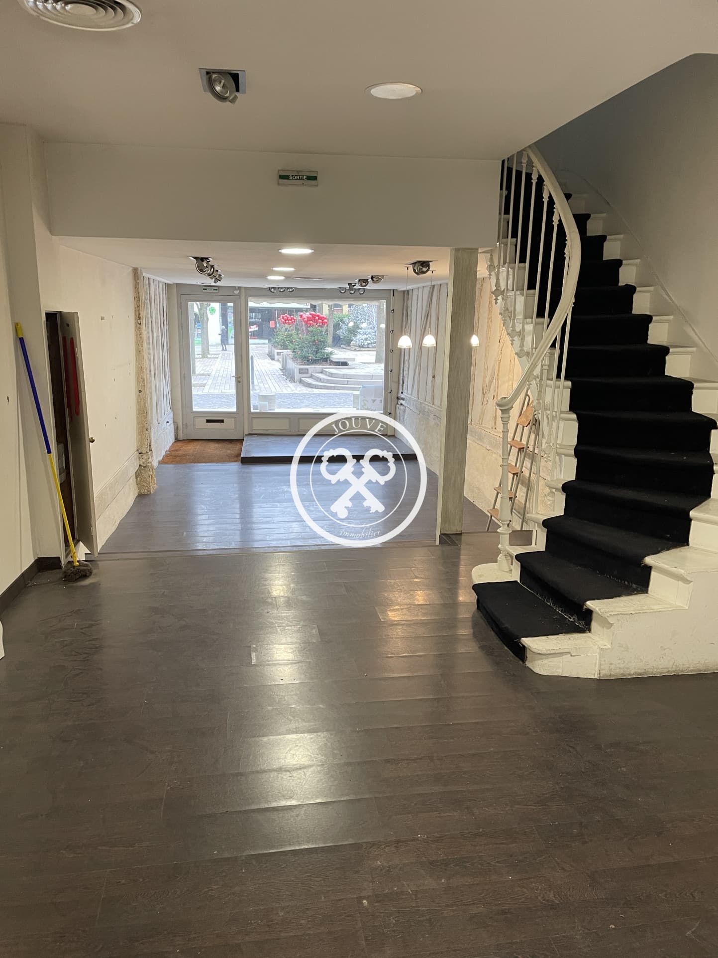 Local commercial · 217 m² · Location — photo 2