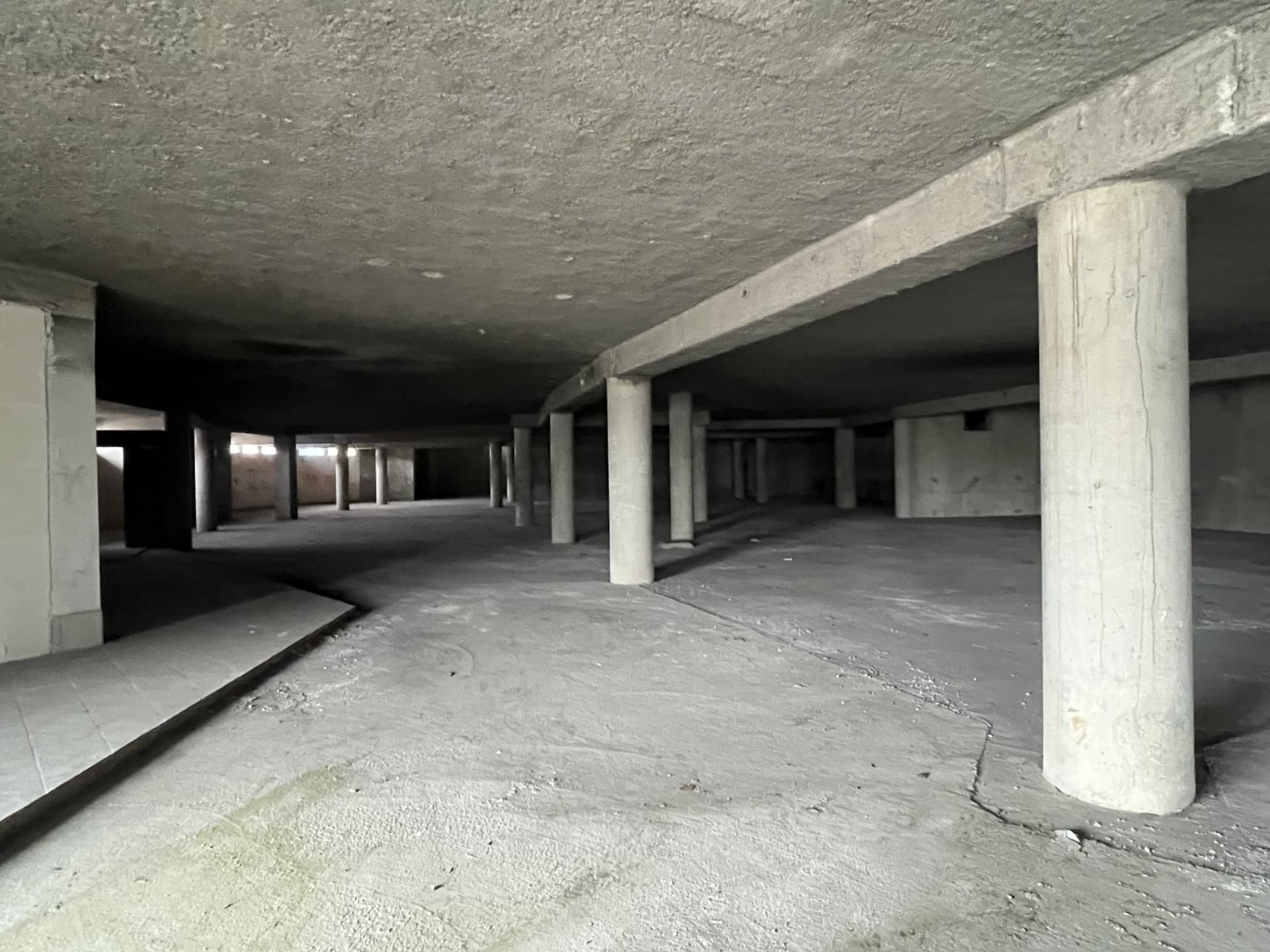 Local commercial · 693 m² · Location — photo 2