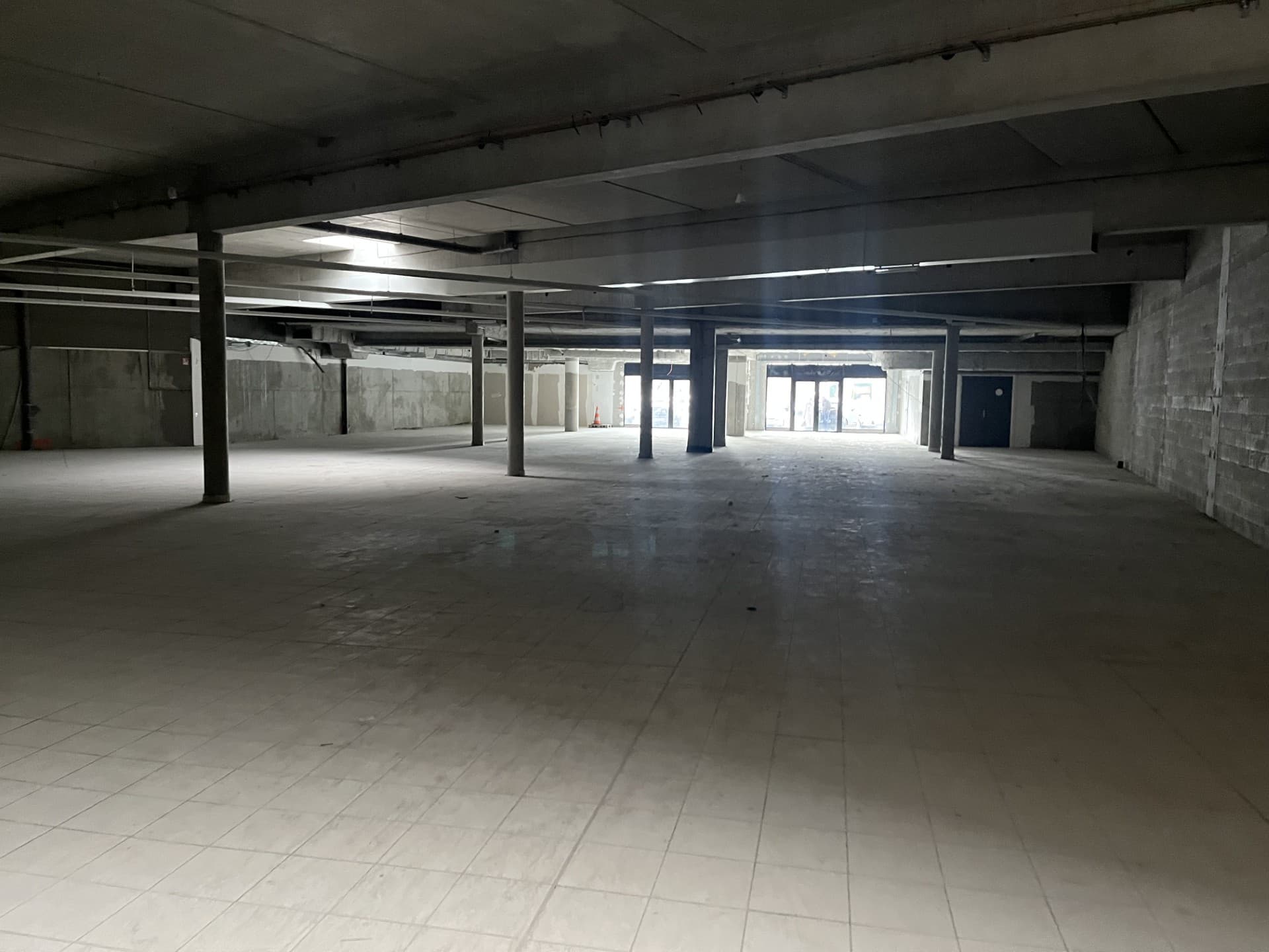 Local commercial · 976 m² · Location — photo 2