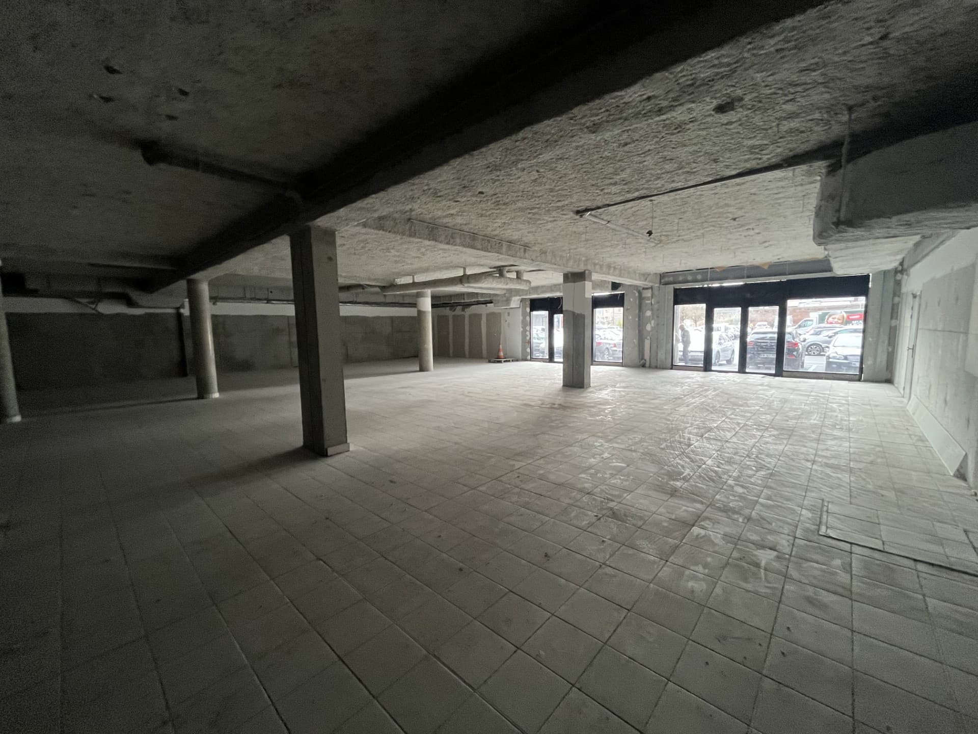 Local commercial · 976 m² · Location — photo 3