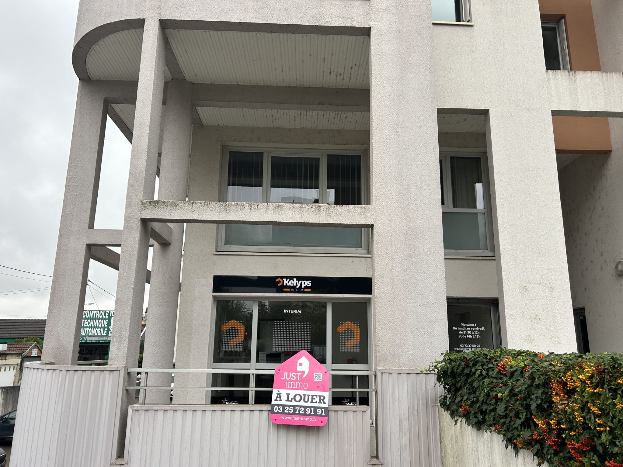 Local commercial · 74 m² · Location — photo 3