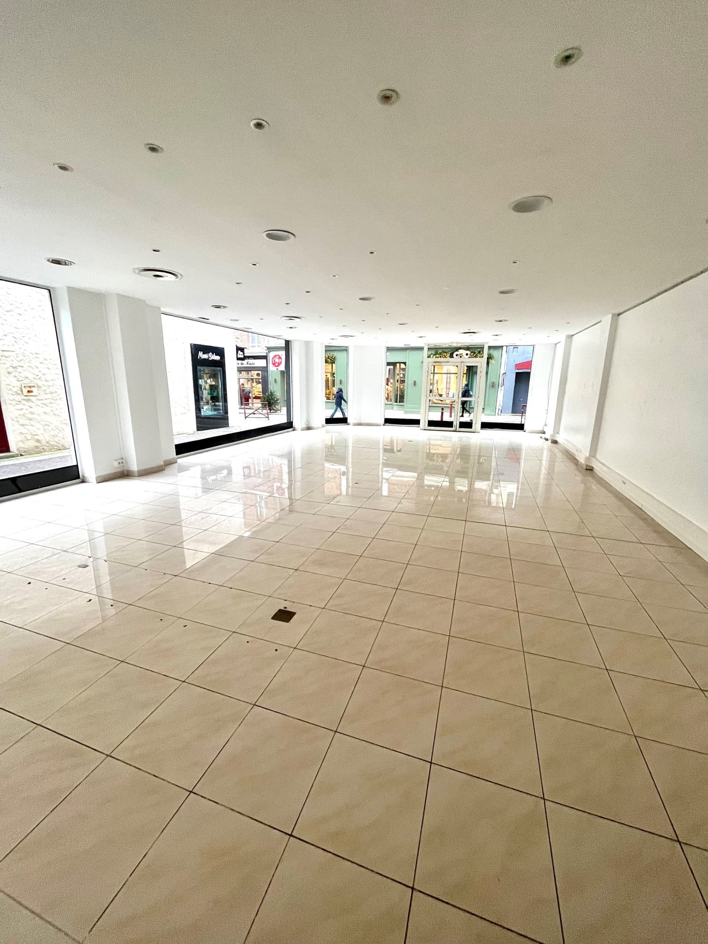 Local commercial · 140 m² · Location — photo 3