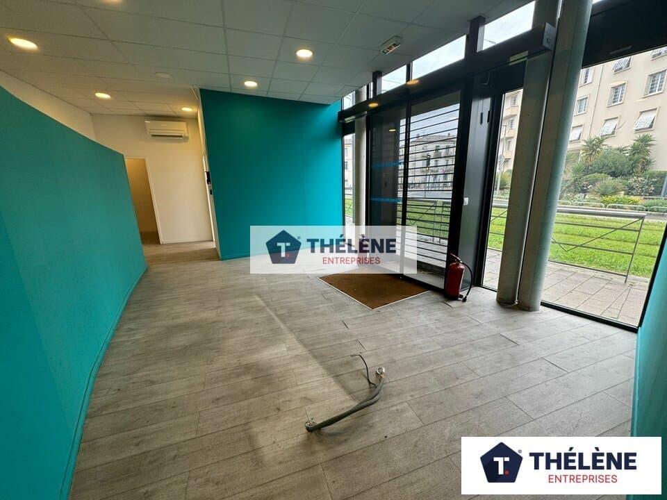 Local commercial · 145 m² · Location — photo 1