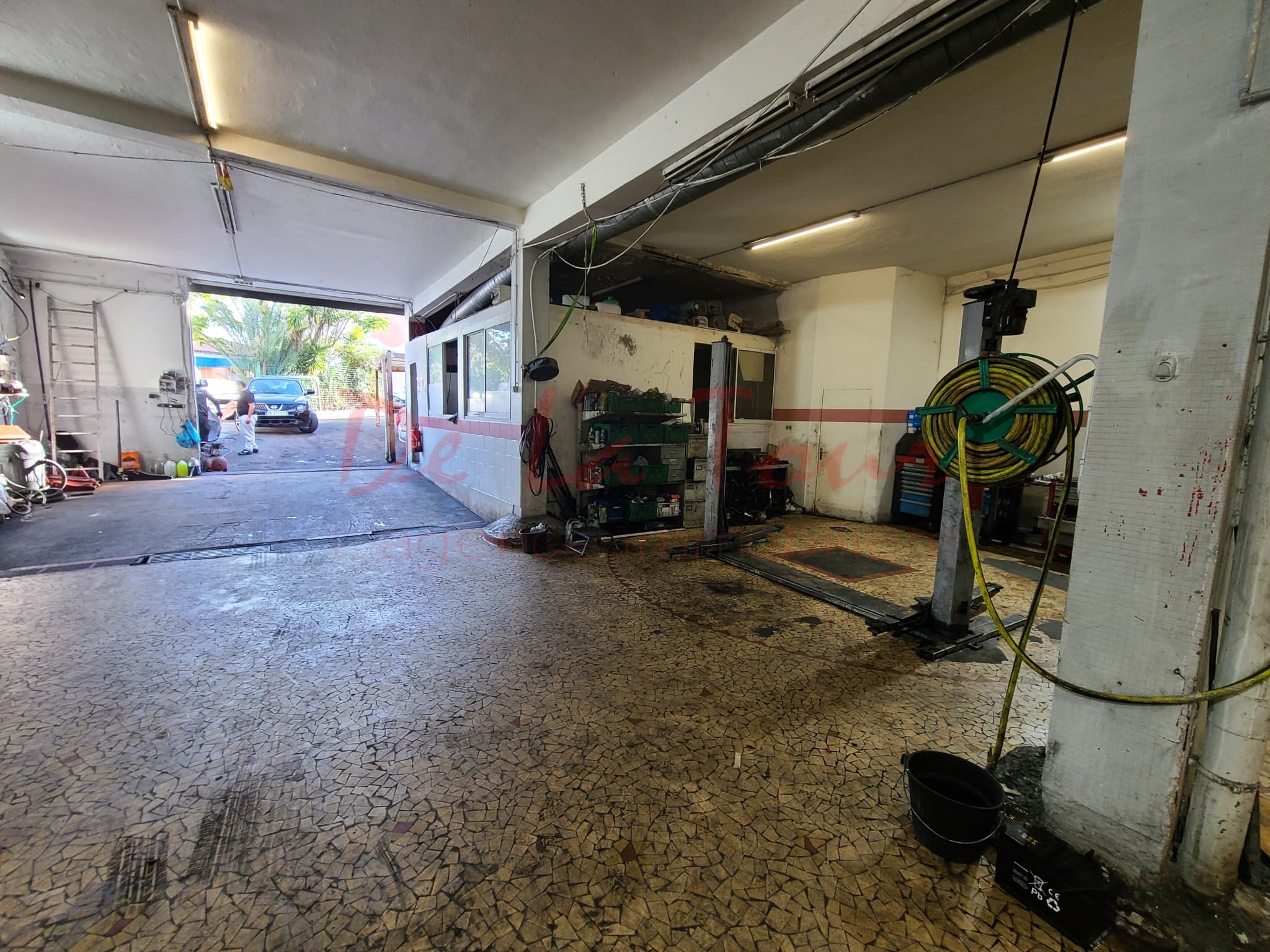 Local commercial · 304 m² · Achat des murs — photo 3