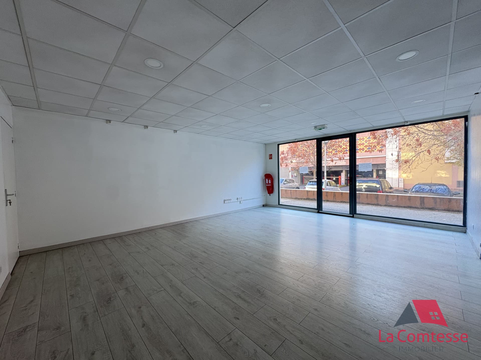 Local commercial · 76 m² · Location — photo 3