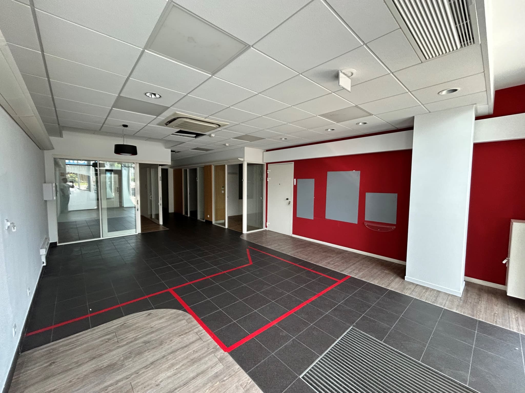 Local commercial · 180 m² · Location — photo 3