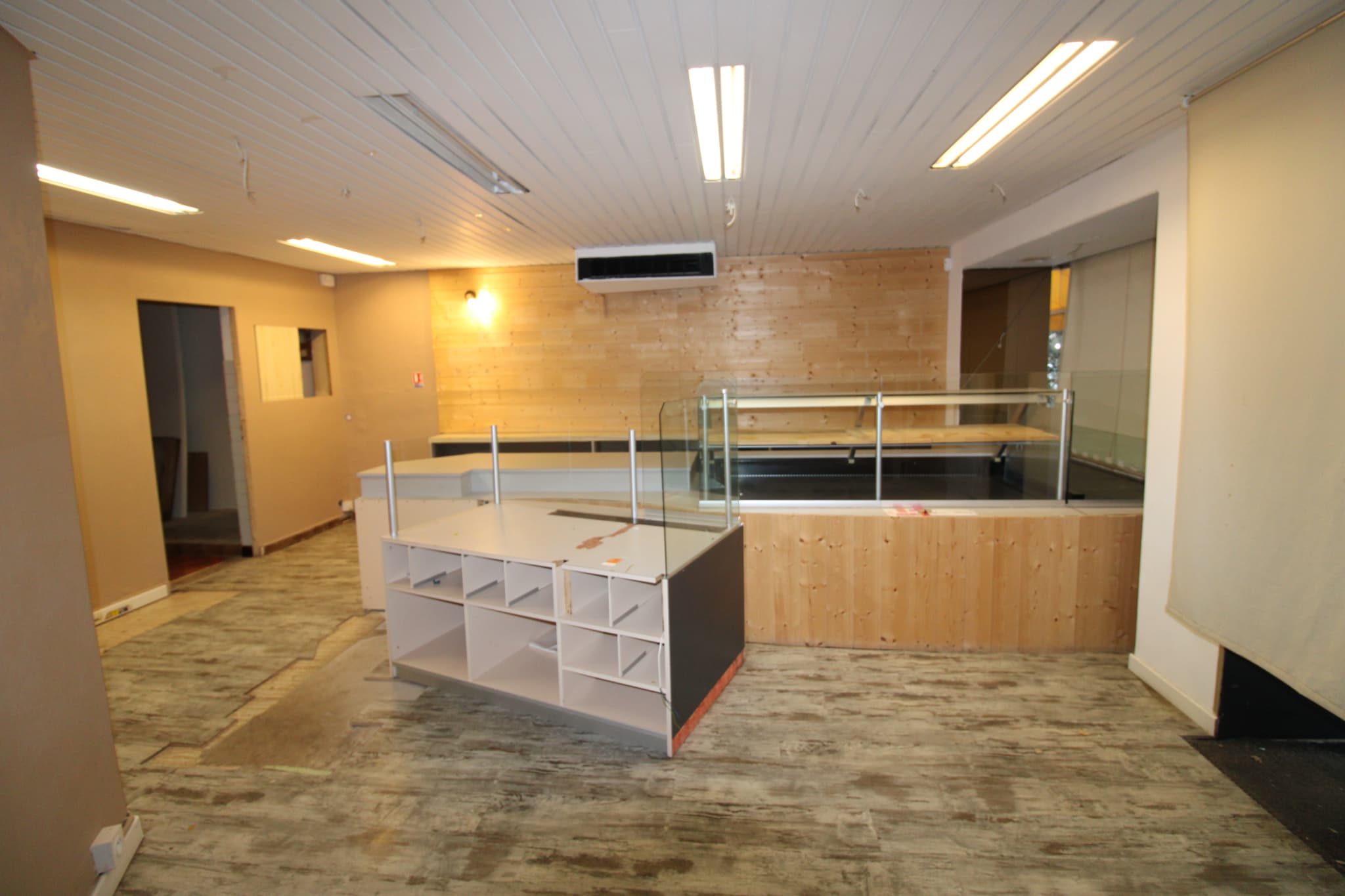 Local commercial · 157 m² · Location — photo 3