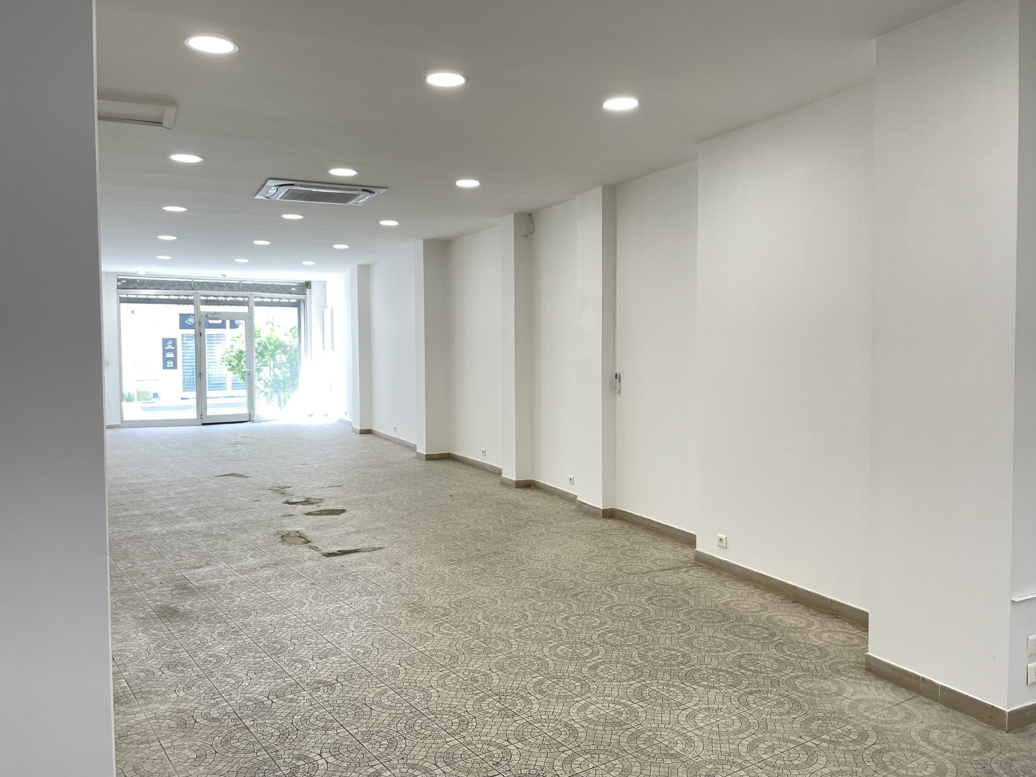 Local commercial · 139 m² · Location — photo 3
