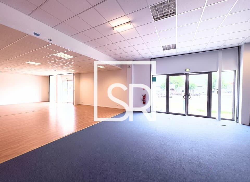 Local commercial · 878 m² · Location — photo 2