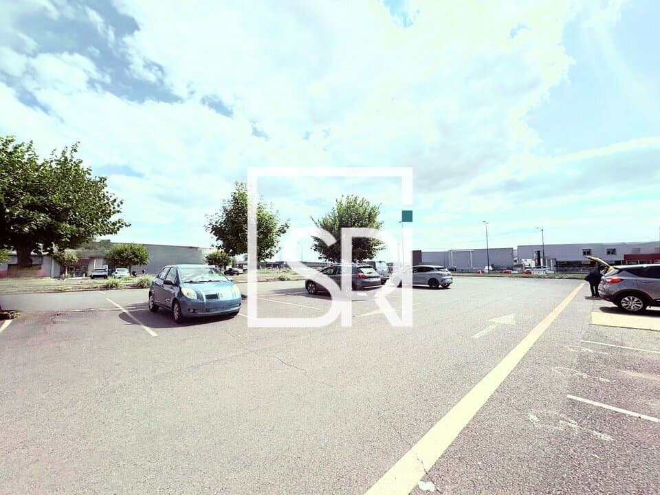 Local commercial · 878 m² · Location — photo 3