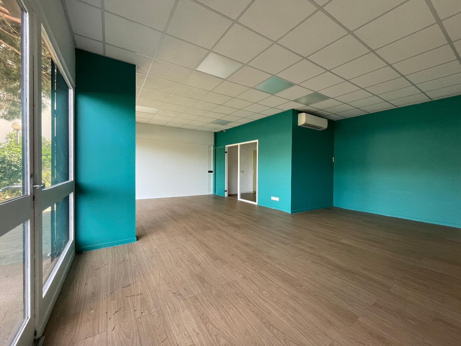 Local commercial · 90 m² · Location — photo 3